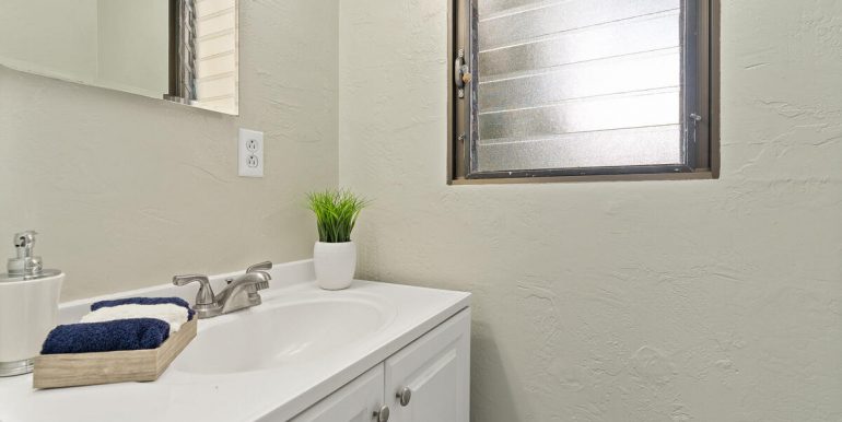 Kaonohi St 352 Aiea HI 96701 USA-008-013-Half Bathroom-MLS_Size